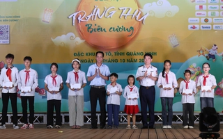 Báo Người Lao Động tặng 500 lá cờ Tổ quốc và 15 suất học bổng tại đặc khu Cô Tô