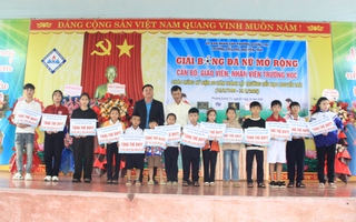Trao nhiều phần quà ý nghĩa tại giải bóng đá nữ trường học mở rộng