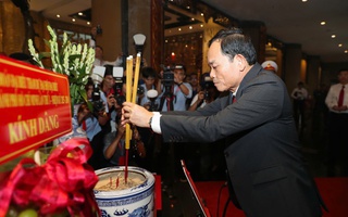 Đoàn đại biểu Đại hội Đảng bộ TP HCM dâng hương Đền tưởng niệm các Vua Hùng