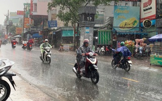 Trời TP HCM tối sầm, nhiều nơi mưa mù mịt