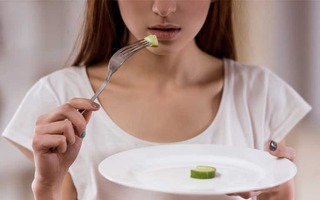 Ám ảnh ngoại hình, nữ sinh ăn kiêng đến kiệt sức