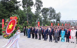 Ho Chi Minh City Party Congress delegates honor martyrs in solemn tribute