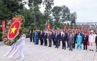 Đoàn đại biểu dự Đại hội Đại biểu Đảng bộ TP HCM dâng hương các Anh hùng Liệt sĩ