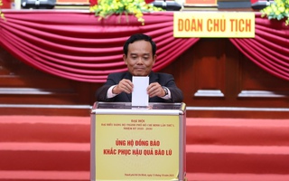 Đại biểu tham dự Đại hội Đại biểu Đảng bộ TP HCM ủng hộ đồng bào khắc phục hậu quả bão, lũ