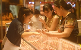 Vàng chịu nhiều sức ép tăng giá