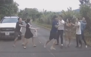 CLIP: Hai nhóm đánh nhau giữa quốc lộ sau va chạm ô tô