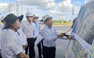 Phó Bí thư Thành ủy TP HCM Võ Văn Minh khảo sát các tuyến giao thông trọng điểm kết nối