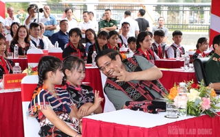 Dự khởi công trường học, Thủ tướng Phạm Minh Chính mời 2 em nhỏ lên ngồi cùng bàn