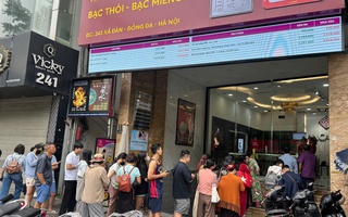 Bạc tăng lên đỉnh mọi thời đại, người Hà Nội xếp hàng mua từ sáng sớm