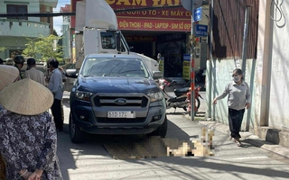 TP HCM: Cụ bà tàn tật bị xe bán tải tông tử vong