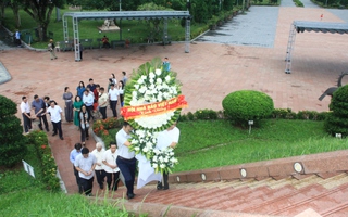Đoàn công tác Hội Nhà báo Việt Nam tri ân các anh hùng liệt sĩ ở Thành cổ Quảng Trị