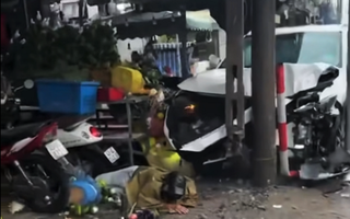 Ô tô tông hàng loạt xe máy trước chợ Tam Giác, TP Đà Nẵng