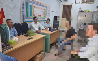Người thợ sửa giày ở chợ bị đình chỉ hoạt động vì lấy giá "chặt chém"