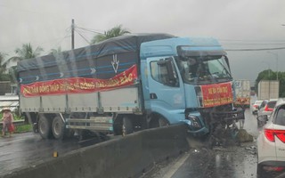 Xe chở hàng cứu trợ từ Đồng Tháp ra miền Bắc không may gặp tai nạn trên Quốc lộ 1