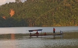 Uống bia trên nhà bè dưới lòng hồ thủy điện, một người đàn ông mất tích