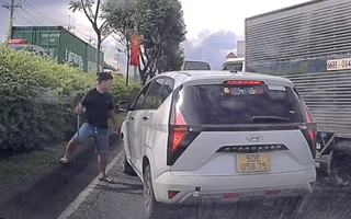 Xác minh video nam tài xế cầm tuýt sắt chặn đầu ô tô ở TP HCM