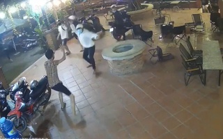 CLIP: Bị tấn công bất ngờ, nhóm người ngồi trong quán cà phê hoảng loạn tháo chạy