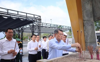 Trưởng Ban Tổ chức Trung ương Lê Minh Hưng tri ân các anh hùng liệt sĩ ở Quảng Trị