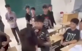 Nữ sinh lớp 10 bị hành hung trong lớp học, gọi là “con bán rau”