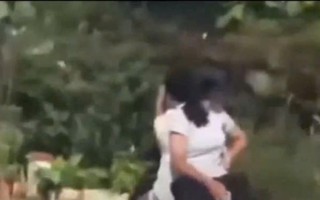 VIDEO: Hai nữ sinh “làm xiếc” trên xe máy điện
