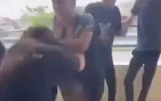 Thông tin mới vụ nữ sinh lớp 10 bị hành hung trong lớp học, gọi là “con bán rau”