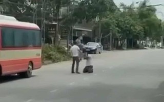 VIDEO: Tài xế xe buýt quỳ lạy giữa đường van xin vẫn bị đánh liên tiếp vào người