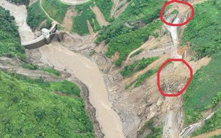 Xe bán tải do quản đốc thủy điện điều khiển chở 2 người mất tích