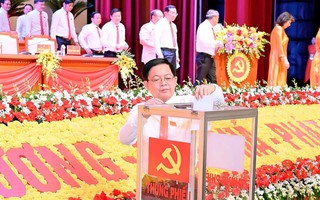 Đại biểu dự Đại hội Đảng bộ tỉnh Gia Lai quyên góp ủng hộ đồng bào vùng lũ