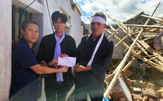Báo Người Lao Động trao 70 triệu đồng tới gia đình các nạn nhân trận lốc xoáy ở Ninh Bình