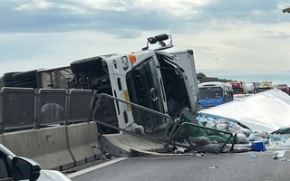 Xe tải tông dải phân cách, lật chắn ngang tuyến cao tốc Vĩnh Hảo - Phan Thiết