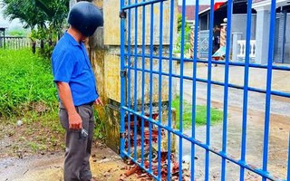 Sét đánh vỡ cổng trường học ở Quảng Ngãi