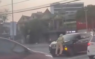 Xôn xao clip một CSGT phải bám trên nắp ca-pô xe vi phạm ở Nghệ An