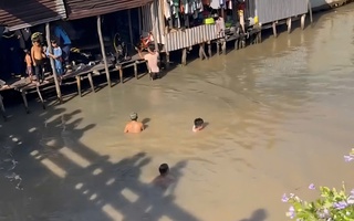 Bé 4 tháng tuổi ở An Giang nghi rơi xuống sông mất tích khi đang ngủ