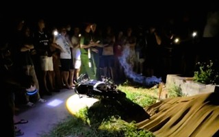 Tông vào cột bê-tông ven đường, đôi nam nữ đi xe máy thương vong