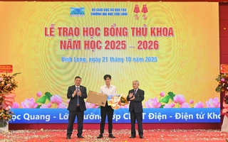 Trường ĐH Cửu Long khen thưởng và cấp học bổng gần 10 tỉ đồng dịp khai giảng khóa 26