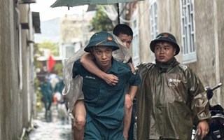 CLIP: Hối hả ở rốn lũ Mẹ Suốt, tổ trưởng đi từng ngõ, gõ từng nhà