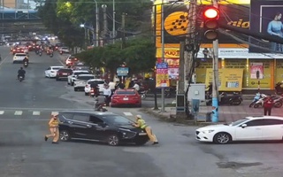VIDEO: Thiếu tá CSGT bị ô tô tông, bám nắp ca-pô