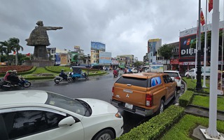 Lo mưa đặc biệt lớn, nhiều tài xế Đà Nẵng "mách nhau" đưa xe ô tô “giành chỗ” tránh ngập