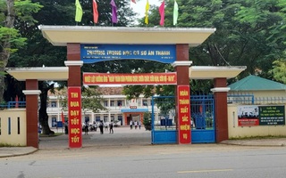 Bức xúc vì phó hiệu trưởng cho học sinh dừng tiết học để... quét rác giữa trời nắng