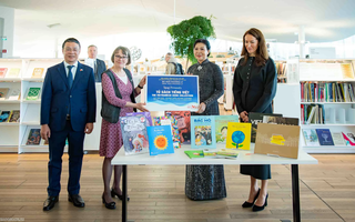 Phu nhân Tổng Bí thư thăm Thư viện Trung tâm Oodi và trao tặng “Tủ sách tiếng Việt”