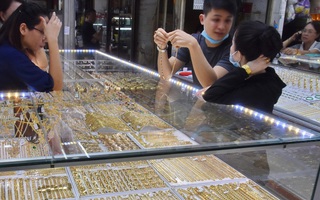 Giá vàng hôm nay 23-10: Vàng thế giới giảm mạnh, áp lực bán tháo tiếp diễn
