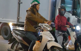 Đợt không khí lạnh đầu tiên trong năm tràn về, người Hà Nội khoác áo ấm ra đường