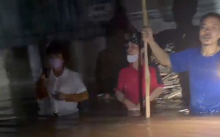 CLIP: Nước hồ thủy lợi bị tràn trong đêm, có phường ở TP HCM di dời khẩn cấp người dân