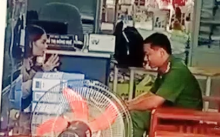 Phó hiệu trưởng Đỗ Thị Hồng Huế làm việc với công an