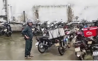 Clip: Hành động của một thôn ở Đà Nẵng "cứu" được cả trăm triệu đồng trong bão số 12