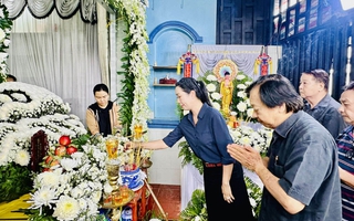 Nghệ sĩ tiễn biệt NSƯT cải lương Minh Hoàng về nơi an nghỉ cuối cùng