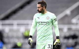 Thủ môn "việc nhẹ lương cao" Scott Carson giải nghệ ở tuổi 40