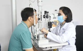 Tìm thị lực cho người đàn ông bị pháo nổ trúng mắt