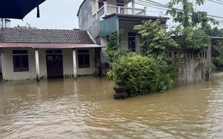 Hình ảnh nhiều con đường biến thành sông ở Quảng Trị trong ngày 24-10, có nơi ngập 0,7 mét