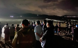 Nhóm thanh thiếu niên rủ nhau đi tắm biển, 2 người bị sóng cao ập vào cuốn mất tích 